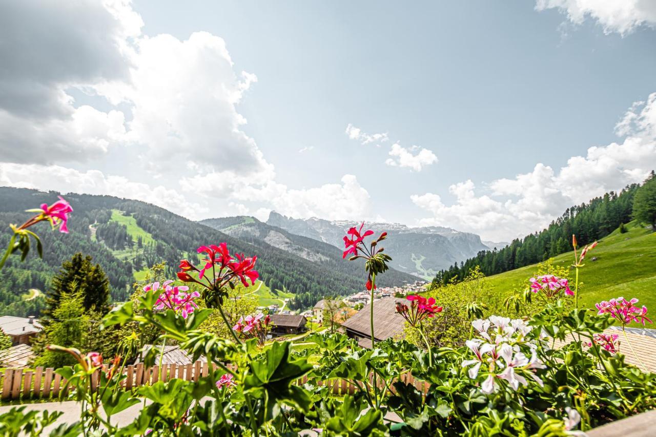Hotel Ciasa Rü Blanch San Cassiano  Bagian luar foto