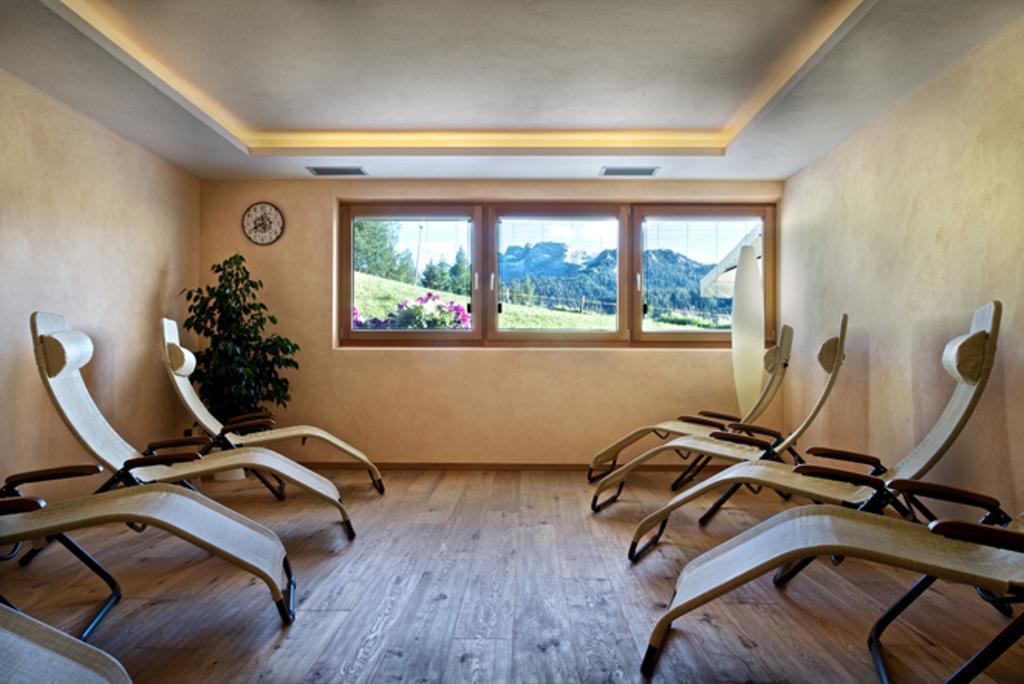 Hotel Ciasa Rü Blanch San Cassiano  Bagian luar foto