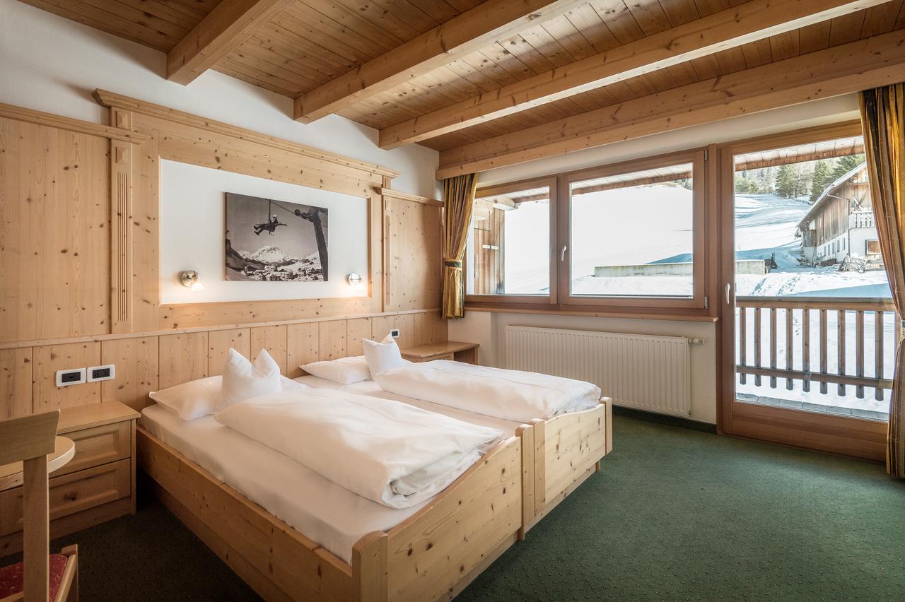 Hotel Ciasa Rü Blanch San Cassiano  Bagian luar foto