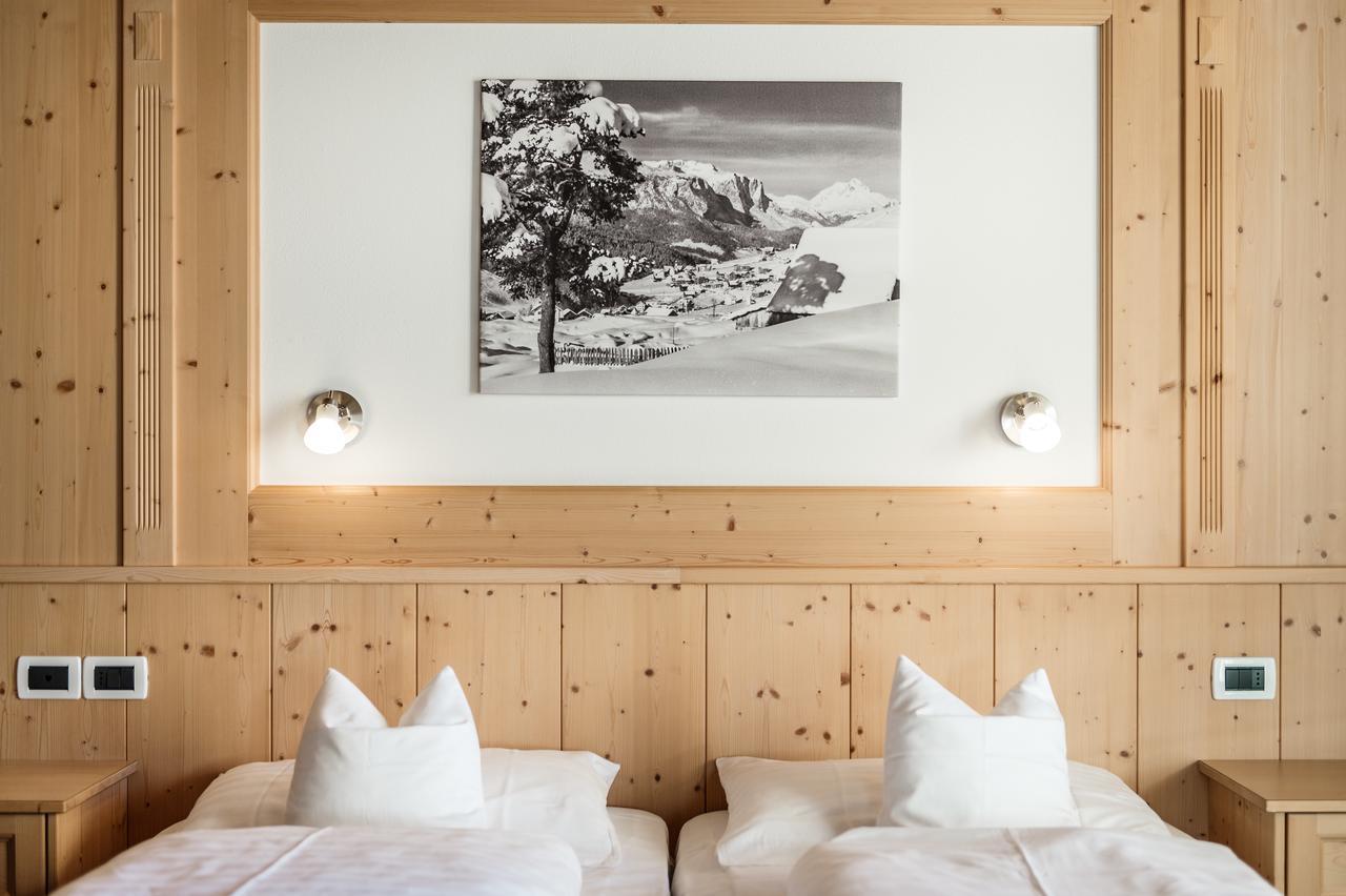 Hotel Ciasa Rü Blanch San Cassiano  Bagian luar foto